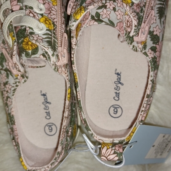 CAT & JACK SLIP ON SNEAKERS - Picture 4 of 16